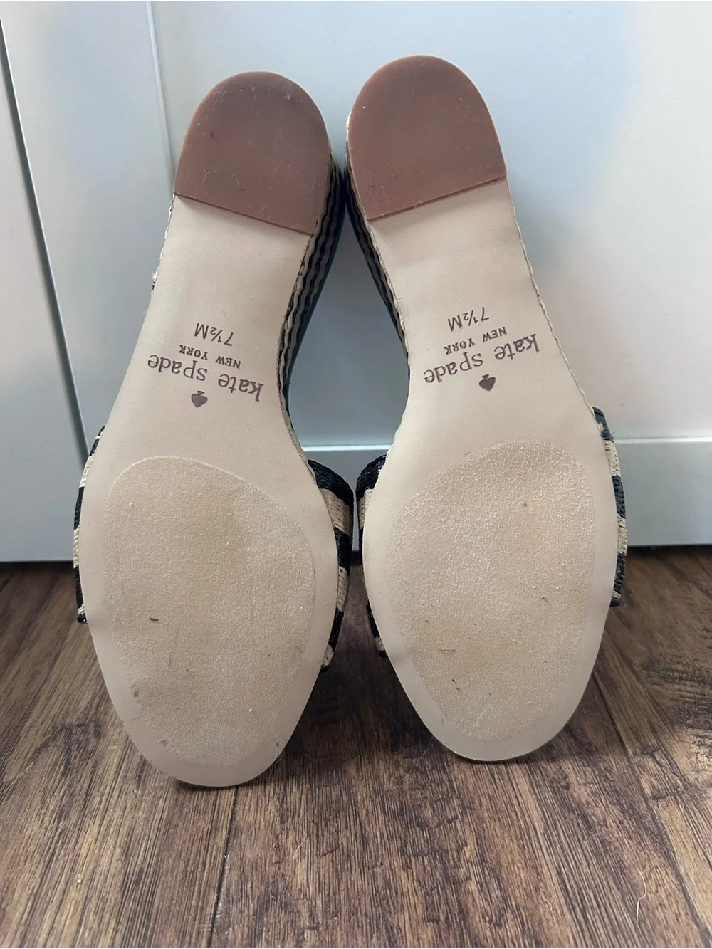 Kate Spade New York Linda Wedge Sandals Size 7.5 black & natural woven raffia